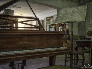 Photographie d'un piano avec ses partitions.