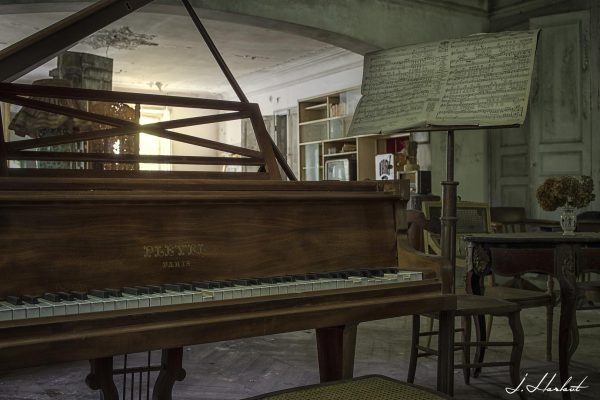 Photographie d'un piano avec ses partitions.