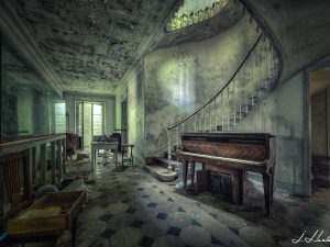 Photographie d'un couloir avec plein d'objets abandonnés.