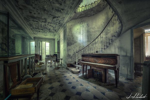 Photographie d'un couloir avec plein d'objets abandonnés.