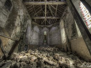 Photographie d'une Église détériorée et partiellement effondrée.