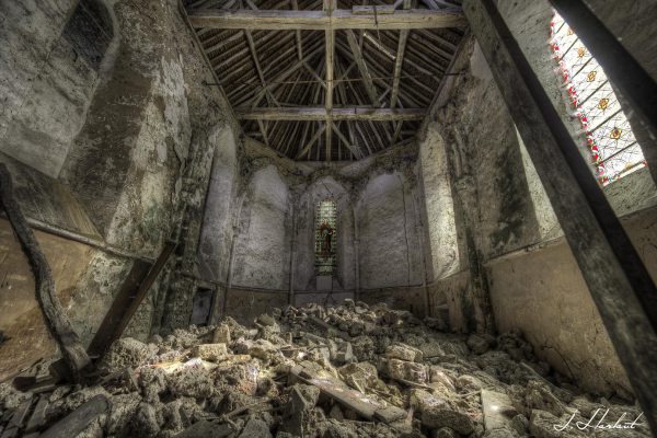 Photographie d'une Église détériorée et partiellement effondrée.
