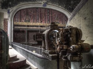 Photographie d'un vieux projecteur mural.