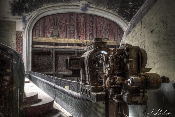 Photographie d'un vieux projecteur mural.