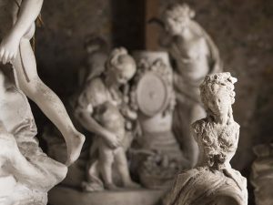 Photographies de statues sculptées.