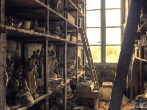 Photographie de statuettes entreposées sur des étagères.