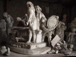 Photographie de statues remettant une récompense.