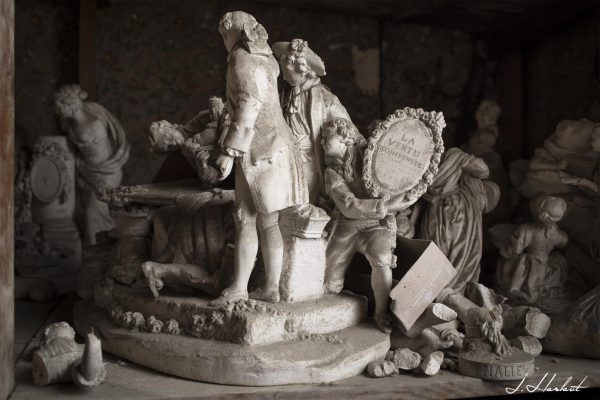 Photographie de statues remettant une récompense.