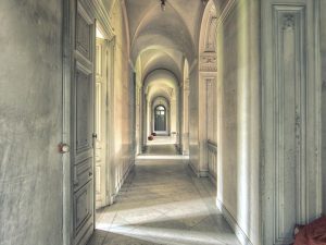 Photographie d'un couloir d'un étage de château.