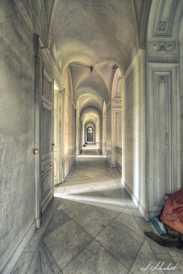 Photographie d'un couloir d'un étage de château.