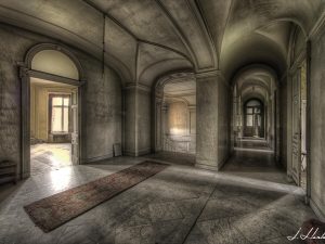 Photographie contrastée d'un étage abandonné d'une villa.