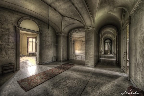Photographie contrastée d'un étage abandonné d'une villa.