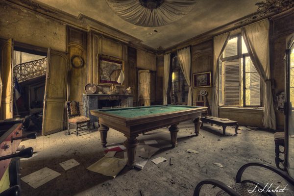 Photographie d'une ancienne salle de jeu délabrée.