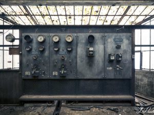 Photographie de vieilles machineries dans une ancienne usine.