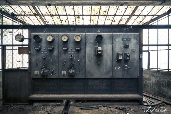 Photographie de vieilles machineries dans une ancienne usine.