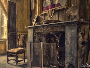 Photographie d'une cheminée de maison.