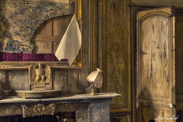 Photographie d'objets posées sur et au dessus d'une cheminée.