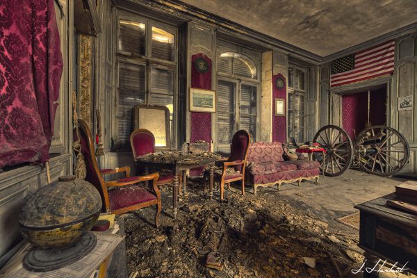 Photographie d'une pièce délabrée.