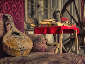Photographie dune mandoline posée sur un canapé dans le Château Secession.