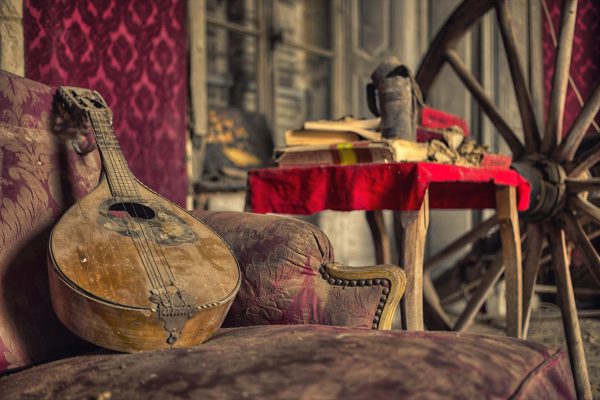 Photographie dune mandoline posée sur un canapé dans le Château Secession.