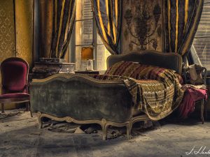 Photographie d'un lit dans une chambre du Château Secession.