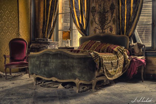 Photographie d'un lit dans une chambre du Château Secession.