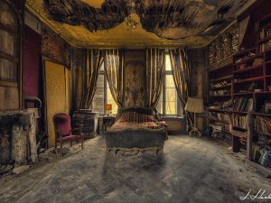 Photographie d'une chambre délabrée dans un vieux château.