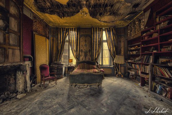 Photographie d'une chambre délabrée dans un vieux château.