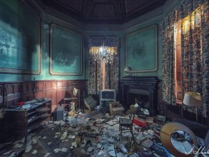 Photographie d'une chambre délabrée dans un style rétro.