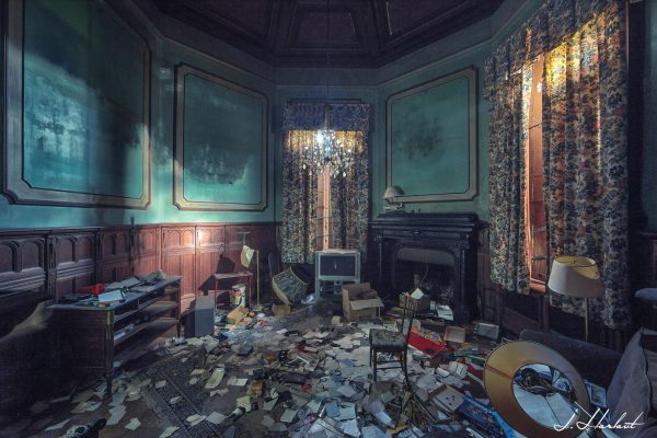 Photographie d'une chambre délabrée dans un style rétro.