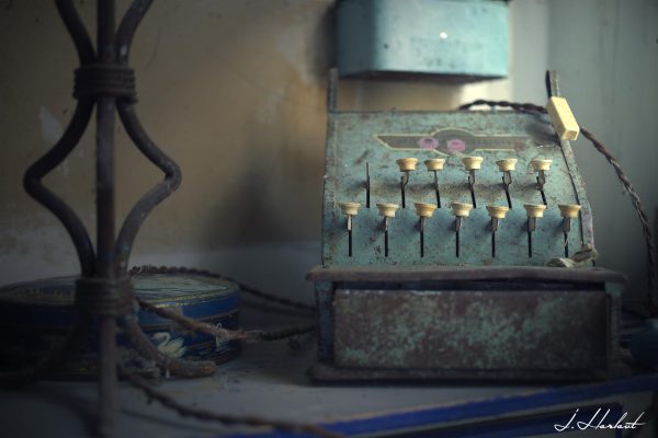 Photographie d'une vieille caisse enregistreuse en fer.