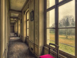 Photographie d'un couloir d'une vieille résidence abandonnée.