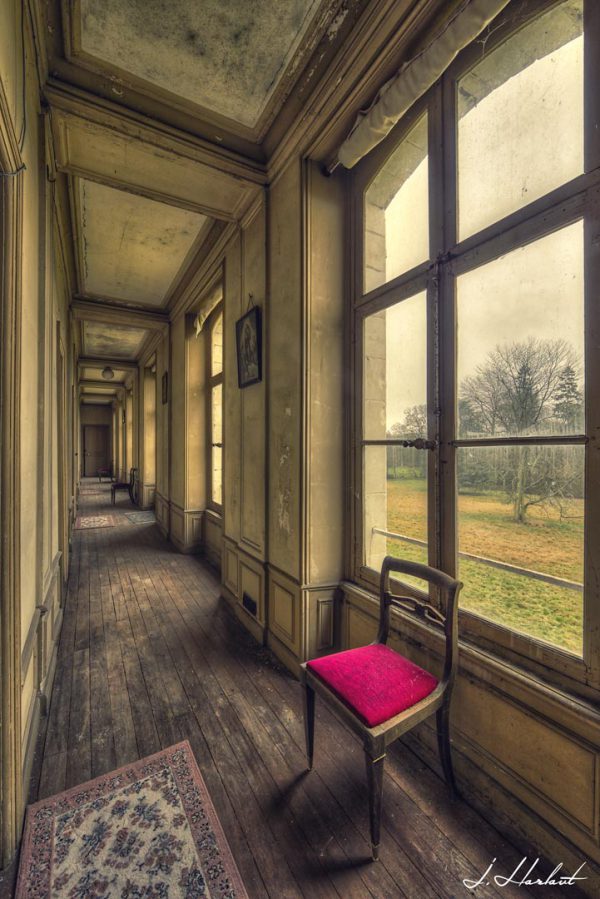 Photographie d'un couloir d'une vieille résidence abandonnée.