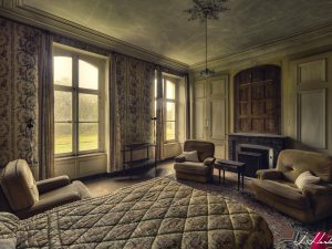 Photographie d'une ancienne chambre d'une résidence abandonnée.