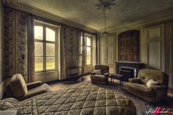 Photographie d'une ancienne chambre d'une résidence abandonnée.