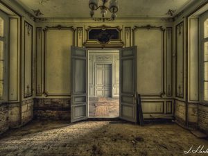 Photographie d'une pièce d'une résidence abandonnée.