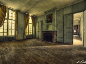 Photographie d'une chambre vide d'une résidence abandonnée.
